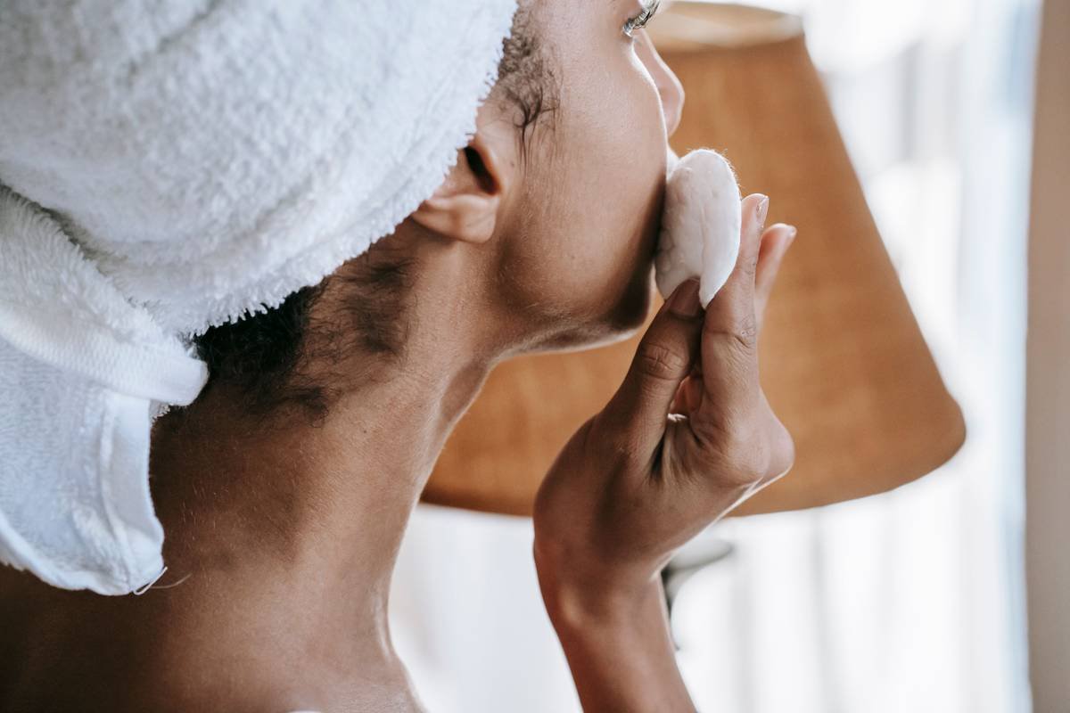 Chart showing ideal pH range (4.0–5.5) for toners targeting oily skin vs. alkaline cleansers that disrupt barrier