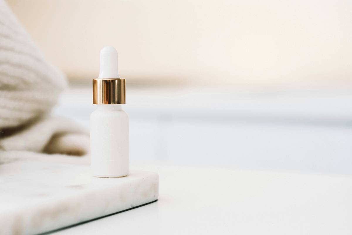 Chart showing top 6 anti-inflammatory skincare ingredients: Centella Asiatica, Niacinamide, Allantoin, Bisabolol, Oats (Avenanthramides), and Licorice Root Extract with their mechanisms of action